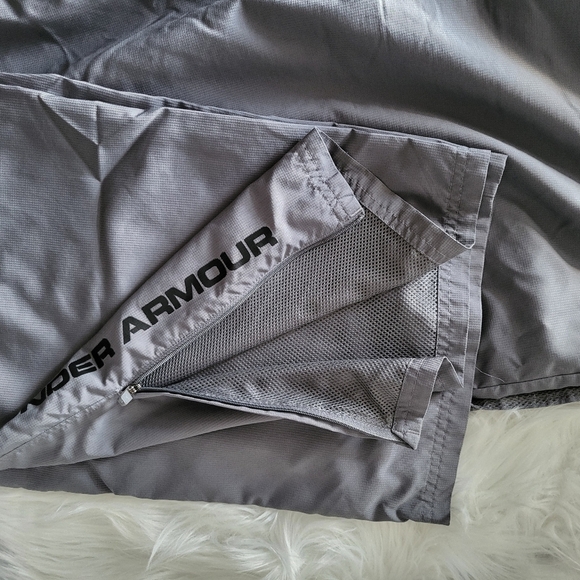Under Armour Gray Lightweight Joggers, Size 36. - Picture 4 of 6